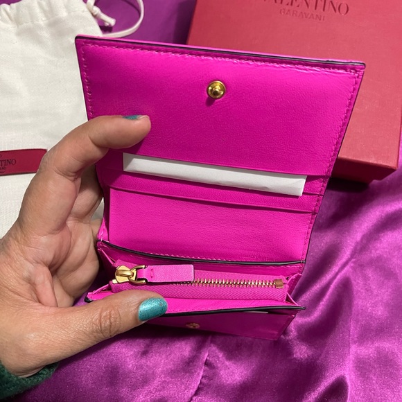 Valentino Fuscia Roman stud Wallet - Picture 12 of 13